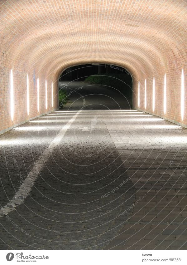 Weg wohin ? Tunnel Verkehr Backstein Unendlichkeit Einsamkeit Platzangst Ziel Fahrradweg gerade Neonlicht Straßenbeleuchtung verloren Nachtaufnahme