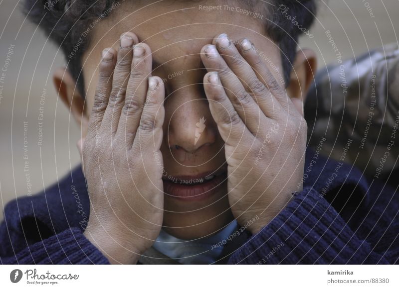 ich seh was was du nich siehst Ägypten Kind Hand Trauer Finger entdecken träumen Afrika Junge verstecken weinen Traurigkeit Gesicht Blick