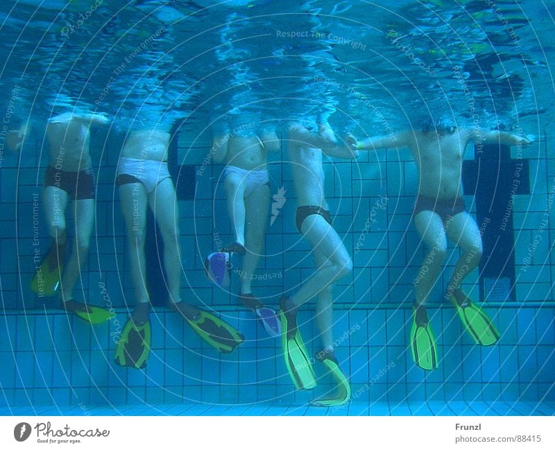ob große oder kleine, wie entzückend schöne Beine Schwimmbad Mann Sport Spielen Unterwasserrugby Wasser Schwimmhilfe Unterwasseraufnahme blau Schwimmen & Baden