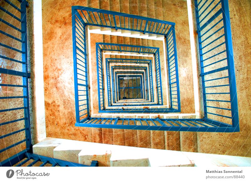 Blick in die Tiefe Treppenhaus weiß Konzentration Kontrast tief Raum blau orange