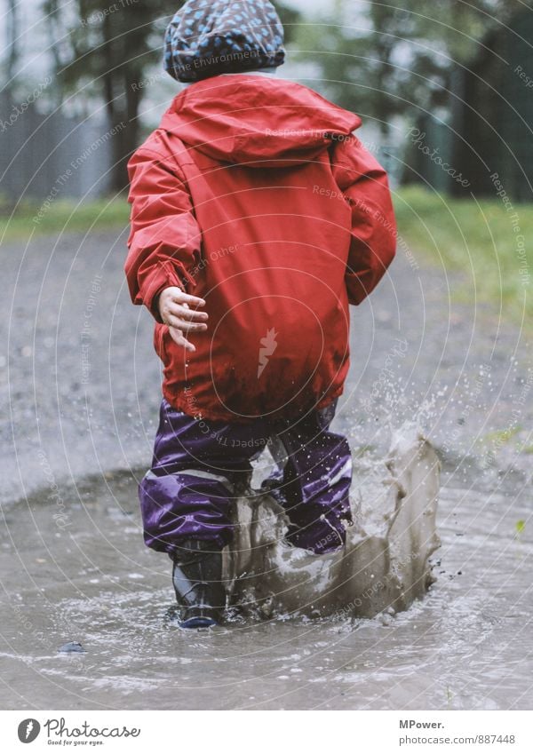 kind sein dürfen Mensch Kind Schwester Kindheit Hand 1 3-8 Jahre Bewegung Spielen Pfütze Schwimmen & Baden rot Landkreis Regen schlechtes Wetter Regenhose