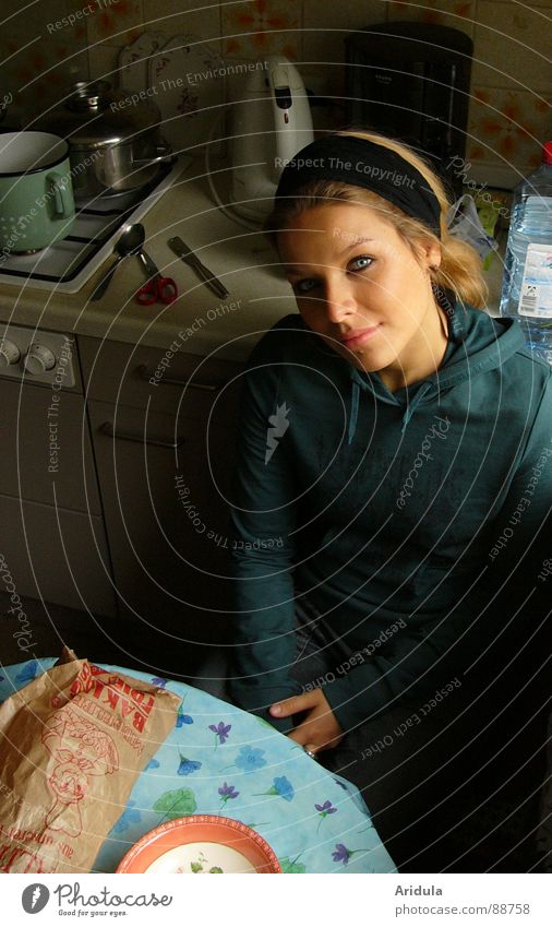 küchenhocker Küche Tisch Frau Besteck dunkel Fragen Blick sitzen Ernährung warten Gesicht Tischwäsche