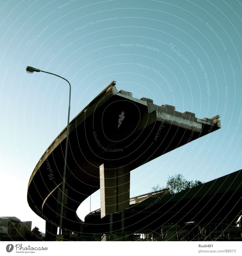 to finalise Kapstadt Südafrika Autobahn Trauer Beton dunkel Schwung Strebe Gegenlicht Verkehrswege Brücke Afrika unvollendet hoch Traurigkeit blau verrückt