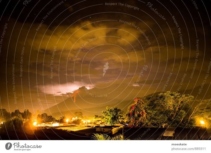 Vulkanausbruch Guatemala Gewitter Blitze Volcan De Fuego dunkel Feuer Lavastrom Himmel Nachthimmel Antigua Guatemala Gedeckte Farben Außenaufnahme Menschenleer