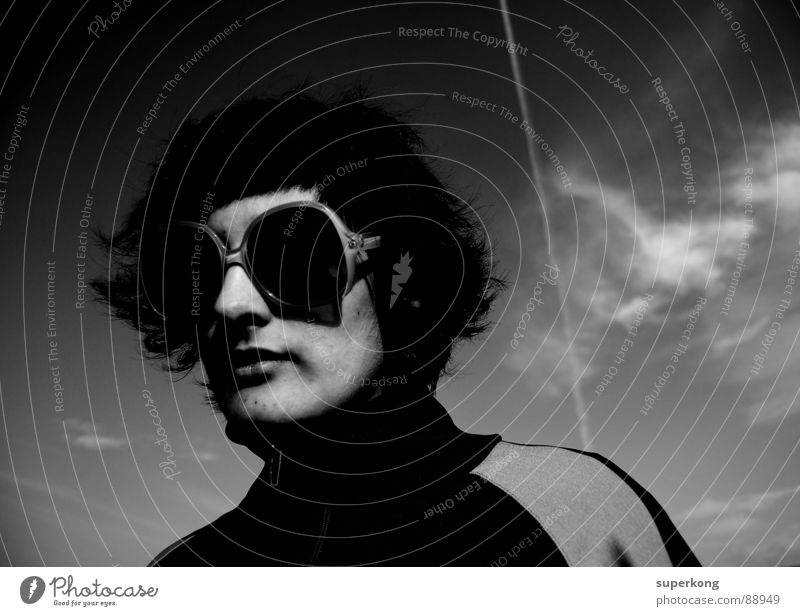 Amelie retro Lifestyle Accessoire Design Designerbrille Außenaufnahme Textfreiraum rechts Hintergrund neutral Frauenkopf Frauengesicht Porträt Sonnenbrille