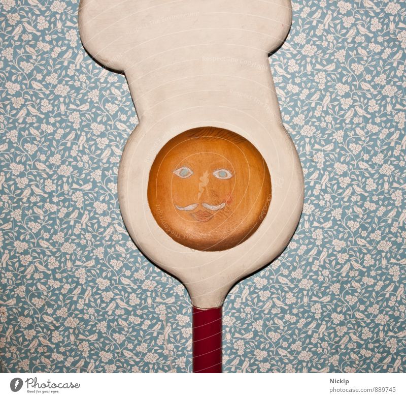 Der Löffelkoch - Kochlöffel mit Gesicht vor blauer Tapete mit Vogelmuster Küche Mütze Dekoration & Verzierung Kitsch Krimskrams Ornament außergewöhnlich