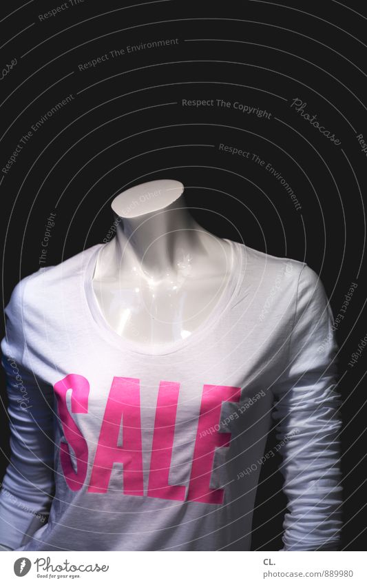 alles muss raus kaufen Wirtschaft Handel feminin Frau Erwachsene Mode Bekleidung T-Shirt Pullover Stoff Schaufensterpuppe Angebot rosa konsumgeil Konsum sale