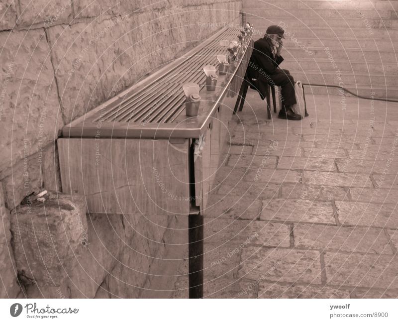 alter Mann in Jerusalem Senior Israel Mensch Männlicher Senior Brunnen Trinkwasser sitzen Farbfoto 1