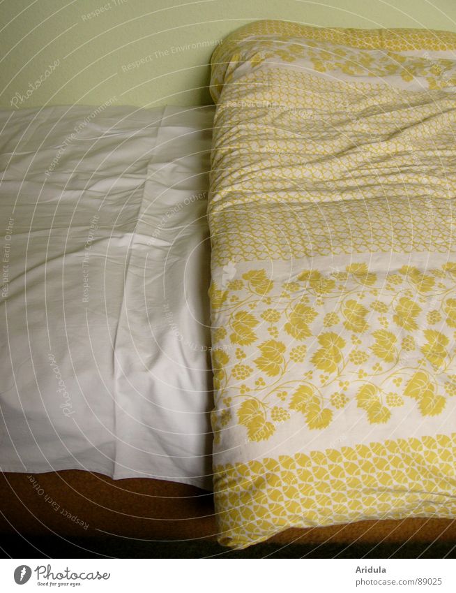 faltenbett Bett Muster Stoff gelb weiß grün Faltenwurf kalt Möbel Decke Detailaufnahme Bildausschnitt Anschnitt Bettdecke