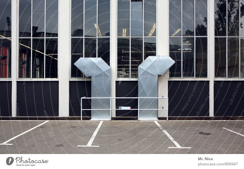 mir dir red ich nicht mehr | UT Köln Industrieanlage Fabrik Bauwerk Gebäude Architektur Fassade Fenster silber Symmetrie Lüftungsschacht Parkplatz Lagerhalle