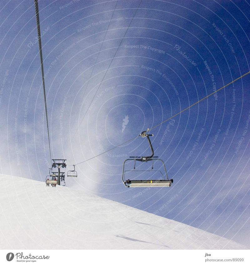 *Aufstieg* Sesselbahn Skilift Winter Wolken Neuschnee Seil Ferne leer Kleiderbügel diagonal aufsteigen fahren Wintersport Berge u. Gebirge Schnee Kabel