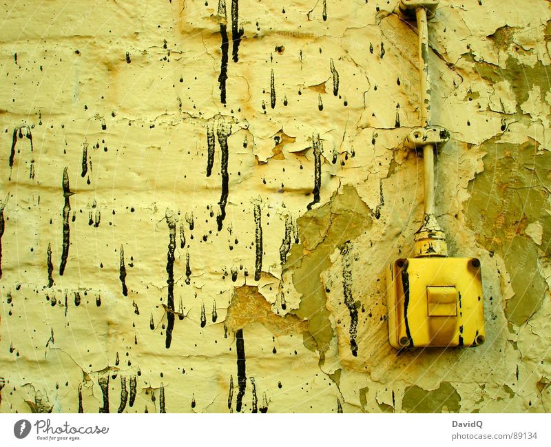 an/aus dreckig Wand abgeplatzt schwarz bespritzt Lichtschalter Putz Mauer verfallen mit Farbe und 1 Lack ab Kabel Rost Farbspritzer
