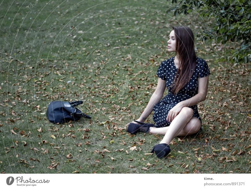 . feminin 1 Mensch 18-30 Jahre Jugendliche Erwachsene Baum Blatt Herbstlaub Park Wiese Kleid Tasche brünett langhaarig beobachten sitzen warten schön