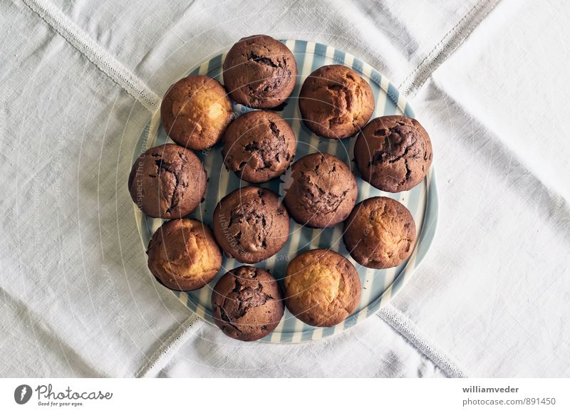 Muffins auf einem Teller von oben Teigwaren Backwaren Süßwaren Ernährung Kaffeetrinken harmonisch Duft Feste & Feiern Ostern Geburtstag lecker süß braun gelb