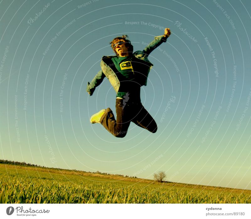 Spring ins Feld! VI hüpfen Frühling Wiese Gras grün Stil Sonnenuntergang Körperhaltung Halm Froschperspektive Sonnenstrahlen Kick Kampfsport Mann Kerl grätschen