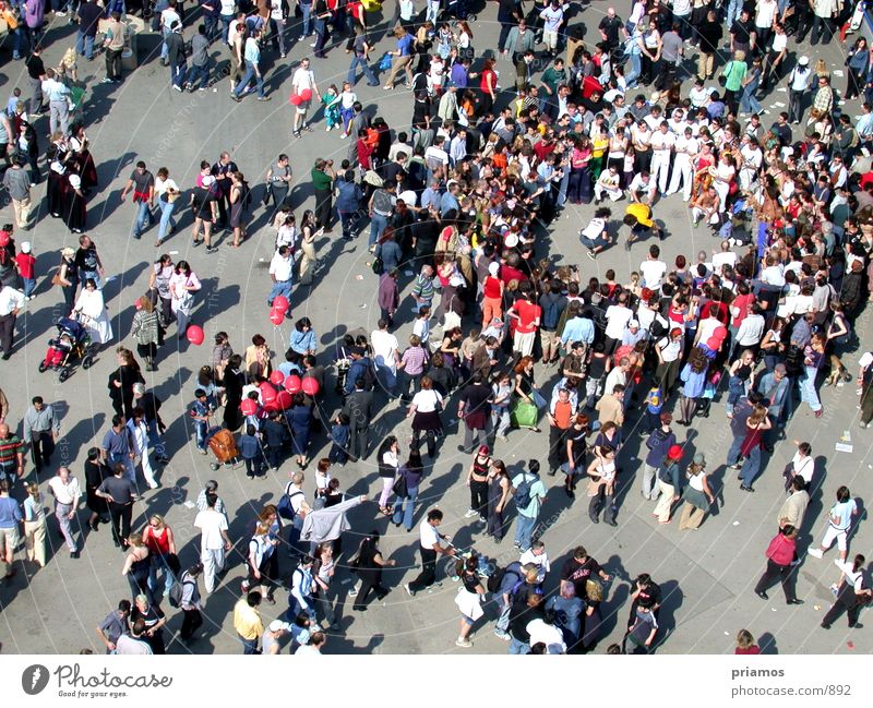 Menschentraube Anhäufung Versammlung Platz Menschenmenge Straße