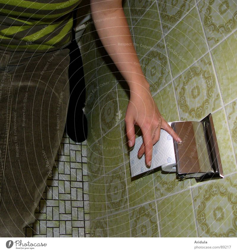 blatt für blatt Bad Hand grün Toilettenpapier Papier Rolle obskur sitzen Fliesen u. Kacheln alt Arme