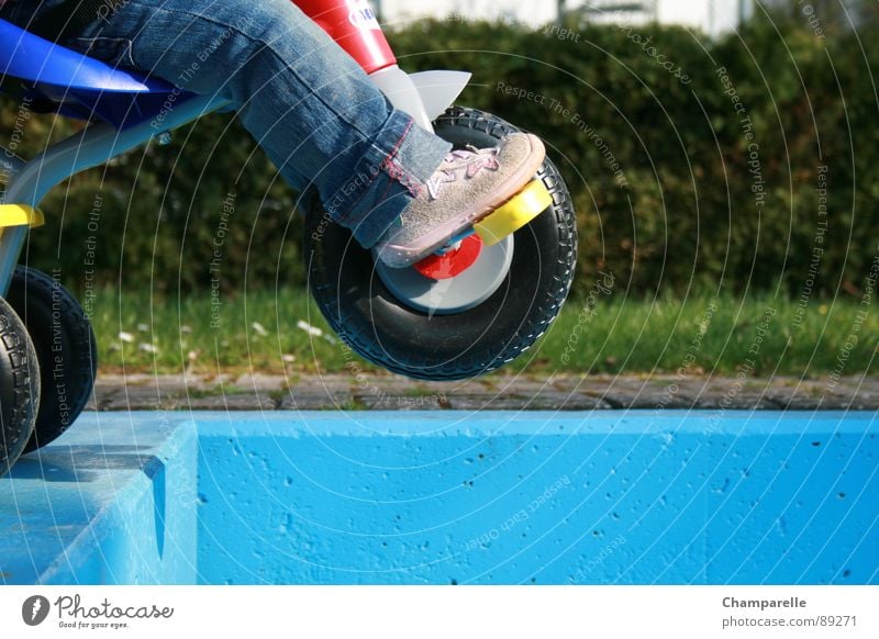 Falling Down Dreirad gewagt Wasserbecken Schuhe Turnschuh Kleinkind Jeanshose Becken Kinderbein Unfallgefahr Spielen spielend Lebensgefahr Absturzgefahr Am Rand