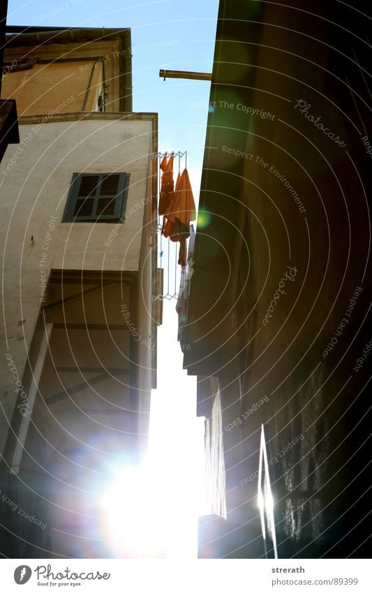 LichtGasse Wäsche Wäscheleine Abendsonne Nachmittag eng schmal Schlitz Palma de Mallorca himmelblau Gegenlicht Himmelskörper & Weltall Verkehrswege Sonne Spalte