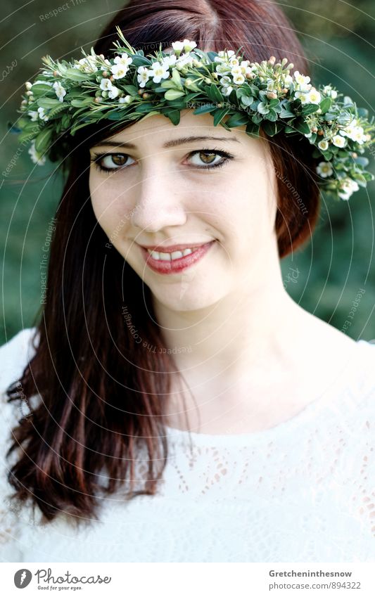 Blumenkranz 3 Mensch feminin Junge Frau Jugendliche Erwachsene Haare & Frisuren 1 18-30 Jahre Natur Frühling Herbst Bekleidung Kleid Accessoire Lächeln