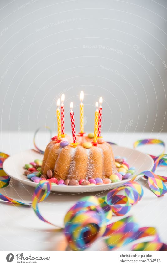 happy birthday Lebensmittel Kuchen Dessert Ernährung Feste & Feiern Geburtstag Kitsch süß Glück Fröhlichkeit Kerze Kerzenflamme Luftschlangen Geburtstagstorte