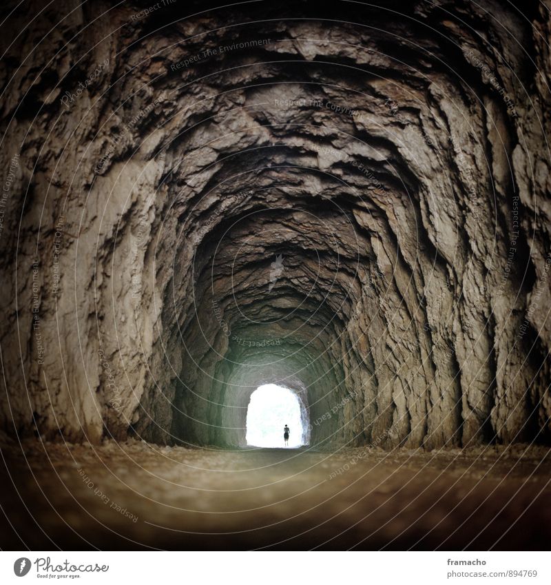 Tunnel Abenteuer Expedition wandern Mensch 1 Natur Urelemente Erde Felsen Höhle Tunnelblick Stein Sand entdecken außergewöhnlich bedrohlich dunkel fantastisch