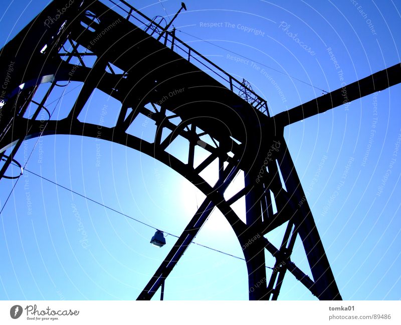 Arbeitnehmerfreundliche Brückentage || Wolken weiß dunkel schwarz Europa Eisen schön Außenaufnahme Deutschland Himmel hell blau Wilhelmshafen Eisenbrücke Metall
