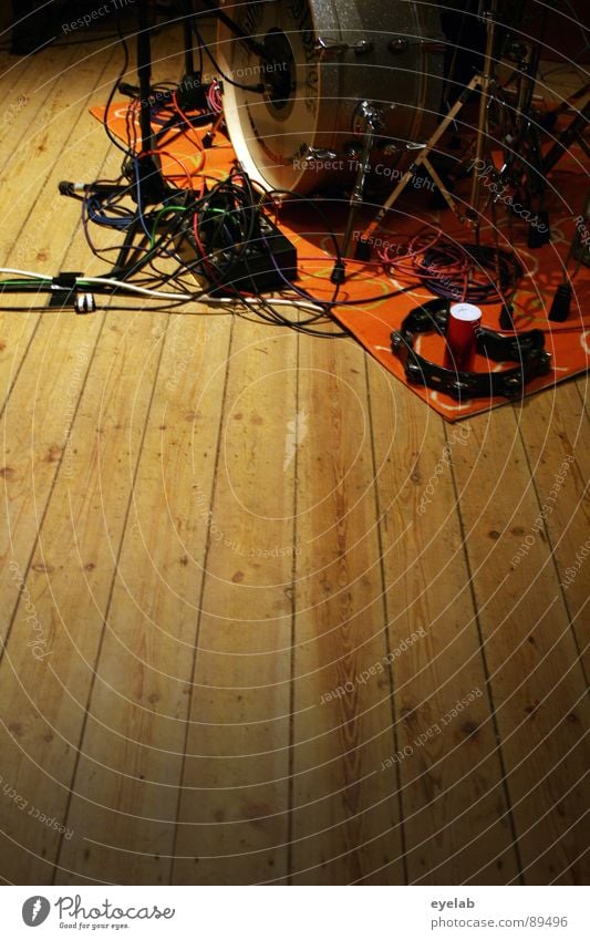 Es gibt Musiker und Schlagzeuger Trommel Elektrisches Gerät Teppich Holzfußboden Bühne Messing Bronze Stahl Chrom Mikrofon Stativ Ständer Fell lautstark