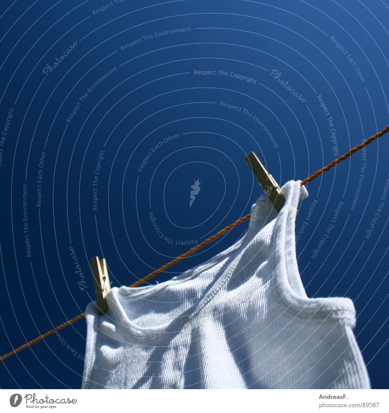 weißer riese Wäsche trocknen Wäscheleine Waschtag Waschmaschine Wäscheklammern Klammer Unterhemd Hemd Feinripp Unterwäsche Sauberkeit Sommer Physik Bekleidung