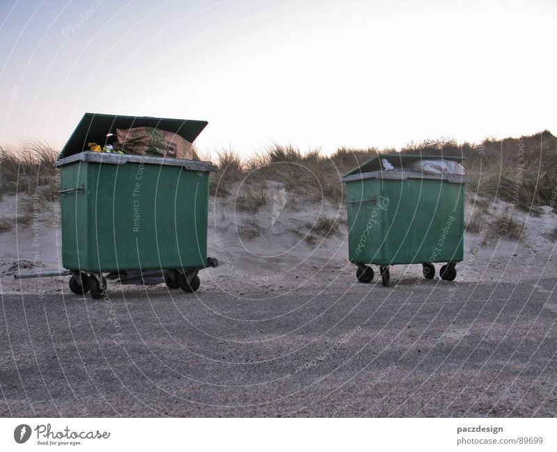 Müll am Strand Ferien & Urlaub & Reisen dreckig Ekel grün 2 Gras Sommer Europa weich schäbig Außenaufnahme Müllbehälter Küste Vergänglichkeit Container