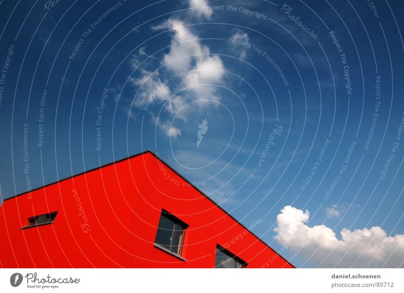 schönes Wetter Dach Haus ökologisch abstrakt zyan rot Energie sparen Fassade Stadtteil Fenster Wolken Hintergrundbild Himmel blau Freiburg im Breisgau modern