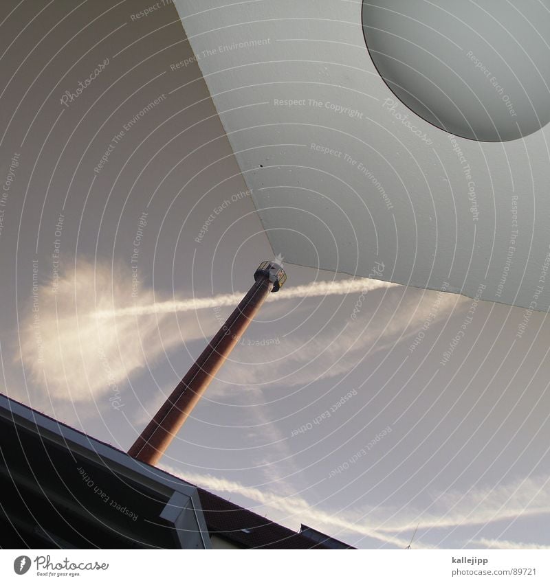 dunstabzugshaube Haus Wand Ozon Brandmauer Astronaut Fabrik Wäscherei Kondensstreifen Dach Hauseingang Blitzlichtaufnahme UFO Wolken Architektur Himmel
