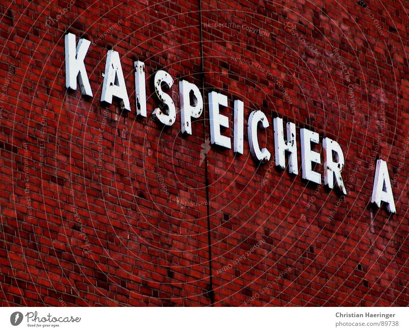 Kaispeicher A Hafencity Typographie Buchstaben Mauer rot Backstein Detailaufnahme Hamburg Elbe orange Dachboden Elbphilharmonie