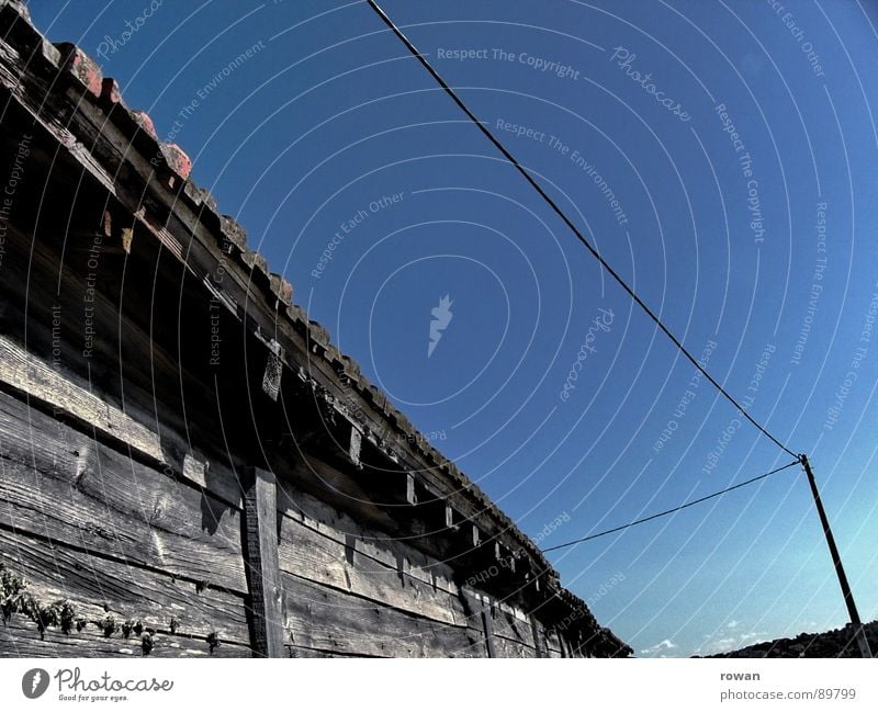Schuppen Baracke Holzhaus Kabel Strommast ergraut Wand verfallen Vergänglichkeit Scheune Amerika alt Wärme Hütte Salzspeicher Blauer Himmel Froschperspektive