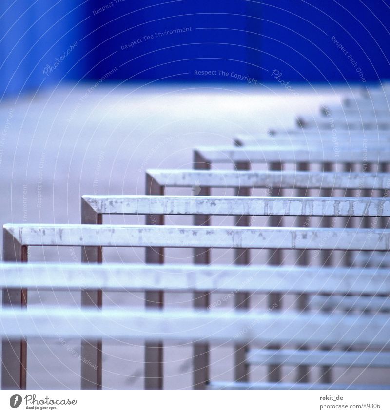 Die blaue Ecke... Bauzaun Zaun Scharnier Zusammenhalt Nut kalt Sichtschutz dreckig Rechteck streichen Wiesbaden Hessen Neubau rechtwinklig Fahrradständer