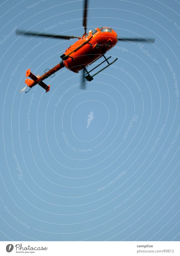 flug zeug! Hubschrauber Flugzeug Notarzt Arzt Rettung Lebensrettung Retter Luftverkehr Vertrauen orange blau Blauer Himmel heli flugerät Rotor crash