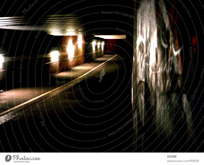 Tunnel Nacht London Underground Einsamkeit Bahnhof Straße Wege & Pfade Beleuchtung Night Street Grafitty Bahntunnel
