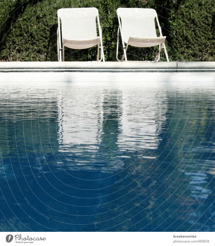P OO L Schwimmbad grün Freizeit & Hobby ruhig Ferien & Urlaub & Reisen Hotel Gartenstuhl Reflexion & Spiegelung Hecke Frankreich Sommer Wasser Stuhl blau