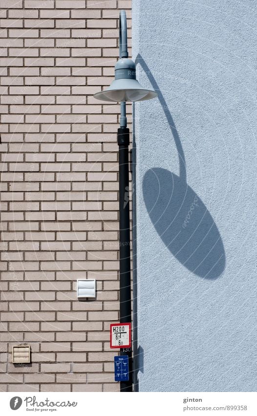 Laterne mit Schatten Straßenbeleuchtung Stadt Haus Bauwerk Gebäude Architektur Mauer Wand Fassade Stein Metall Zeichen Schriftzeichen Ziffern & Zahlen