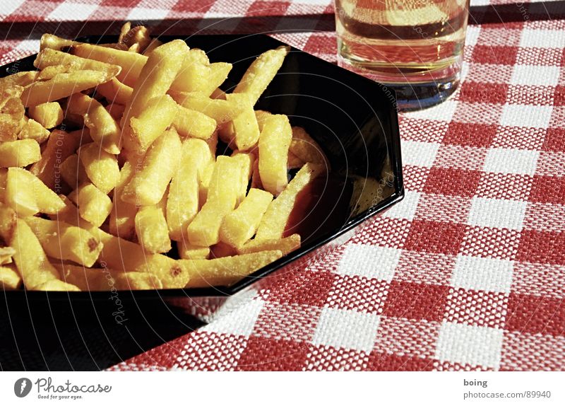 pontchengedeck / kockás abrosz Imbiss Pommes frites Beilage Mahlzeit Ketchup Portion gold goldgelb Fett heiß Gischt Ernährung Bierglas Radler Biergarten