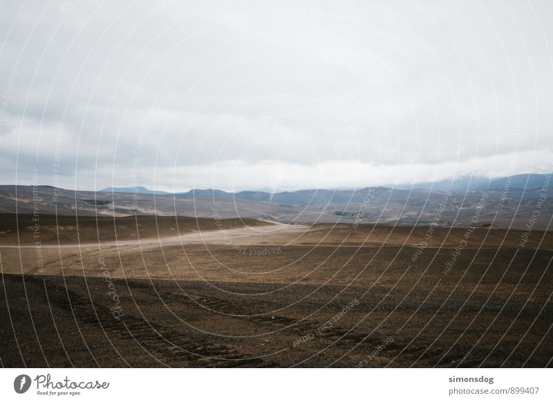 I'm in Iceland. Natur Landschaft Urelemente Erde Sand Wolken Hügel Felsen Berge u. Gebirge Endzeitstimmung Ferien & Urlaub & Reisen trist Spuren Einsamkeit