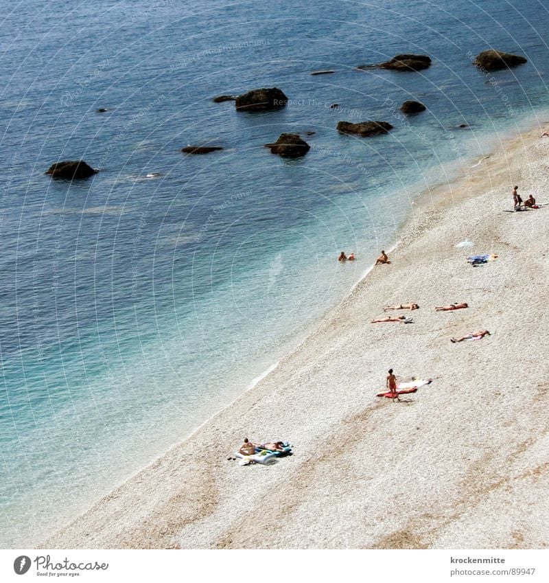 Ein Tag am Meer Strand Frankreich Ferien & Urlaub & Reisen Kies Tourist Badegast Badetuch Wellen Sonnenbad ruhig Vogelperspektive Luftaufnahme Riff