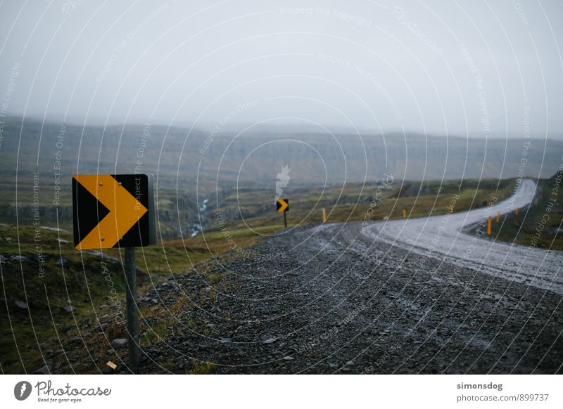 I'm in Iceland. Verkehrswege Ferien & Urlaub & Reisen Risiko Island Verkehrssicherheit Verkehrsschild Schotterstraße Hochplateau Moosteppich Nebel