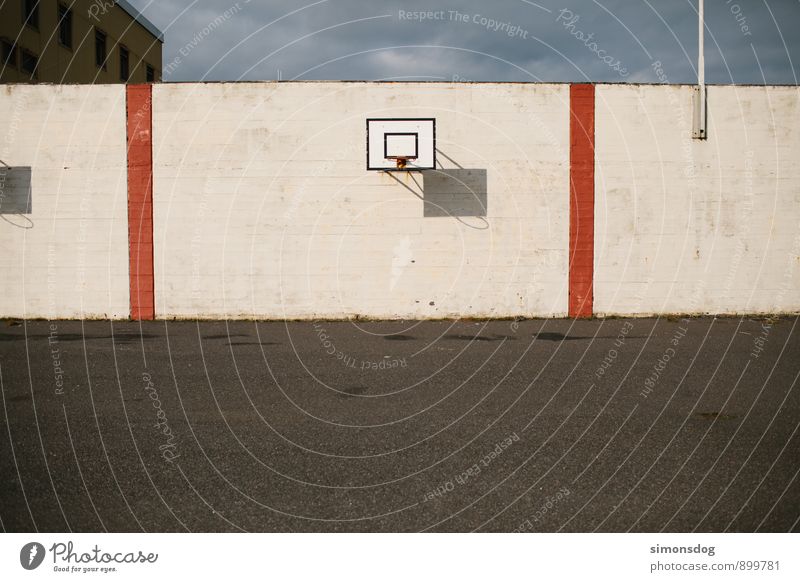 I'm in Iceland. Sport Island Basketball Basketballkorb Wand Mauer Asphalt trist Menschenleer Sportstätten Spielen Farbfoto Gedeckte Farben Außenaufnahme