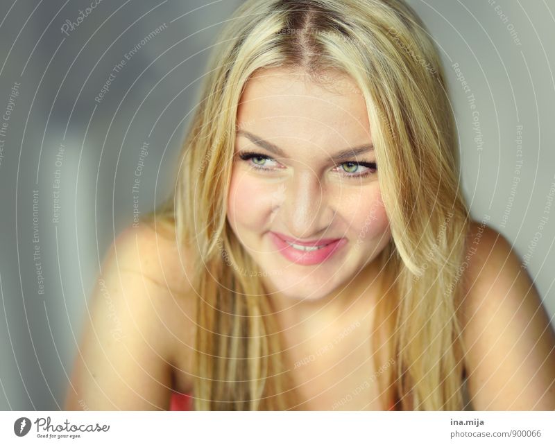 junge lächelnde Frau Mensch feminin Junge Frau Jugendliche Erwachsene 1 18-30 Jahre 30-45 Jahre Haare & Frisuren blond langhaarig schön Gefühle Stimmung Freude