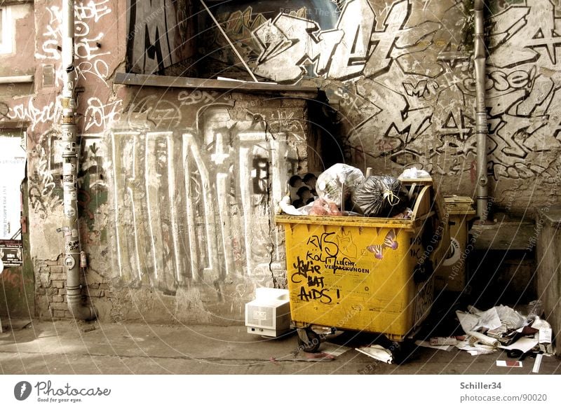 BERLINER HINTERHOFROMANTIK Hinterhof Haus Wand Putz Regenrinne Fass Müllbehälter Grüner Punkt Recycling Geruch Graffiti Verfall sozial dreckig Müllsack