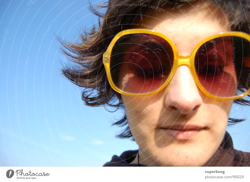 Sun Junge Frau Jugendliche Erwachsene 18-30 Jahre Sonnenbrille geschlossene Augen Porträt Frauengesicht Frauenkopf Anschnitt Bildausschnitt Hintergrund neutral