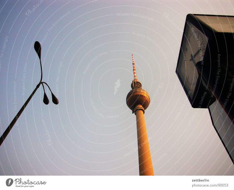 Alexanderplatz Mitte Laterne Lampe steil aufsteigen Dämmerung Uhr Normaluhr Wahrzeichen Denkmal Berlin city (ost) DDR Berliner Fernsehturm kein telespargel