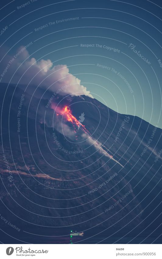Stromboli Abenteuer Sightseeing Expedition Meer Berge u. Gebirge Umwelt Natur Urelemente Feuer Gipfel Vulkan Rauch außergewöhnlich dunkel fantastisch gigantisch