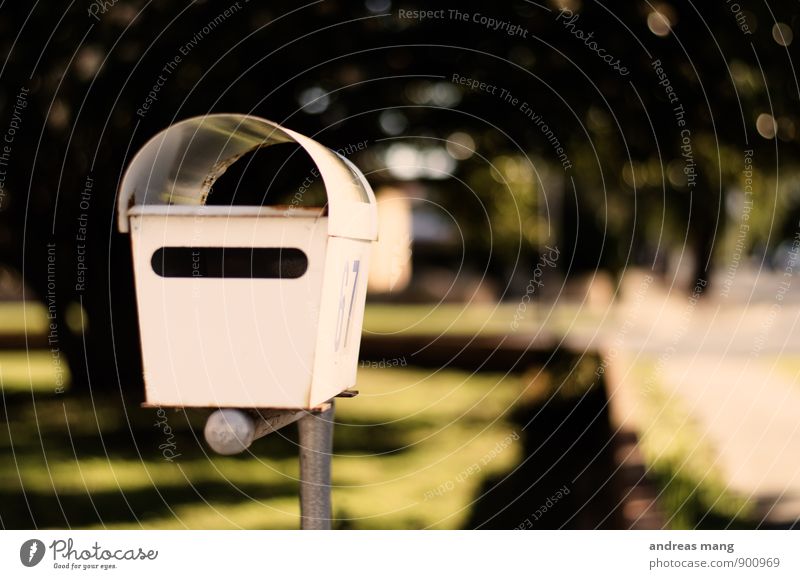 Post Briefkasten Postkarte schreiben warten Erwartung Kommunizieren leer voll Farbfoto Außenaufnahme Unschärfe Schwache Tiefenschärfe